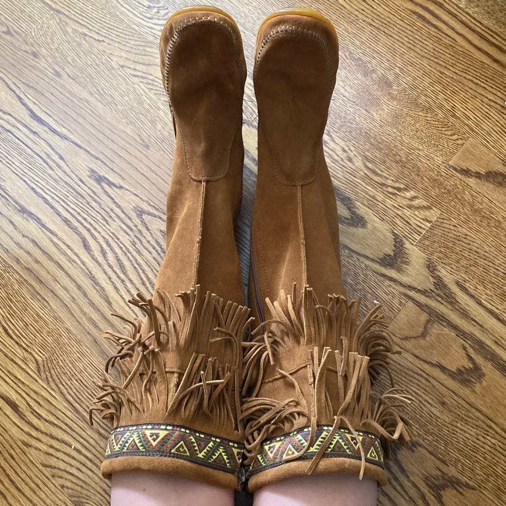 Minnetonka moccasin fringe suede boots size 10 brand new